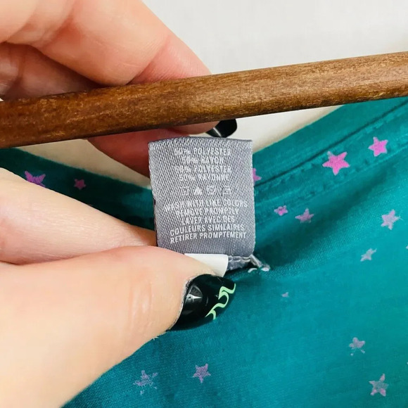 Aerie Size Medium T-Shirt - Green Star Print V-Neck Short Sleeve - Picture 5 of 6